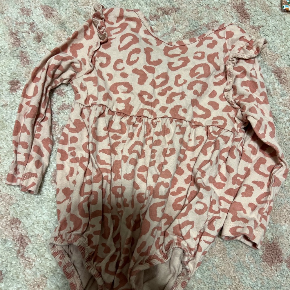 6-12 months. Old Navy. Used condition. Pink cheetah print bodysuit.